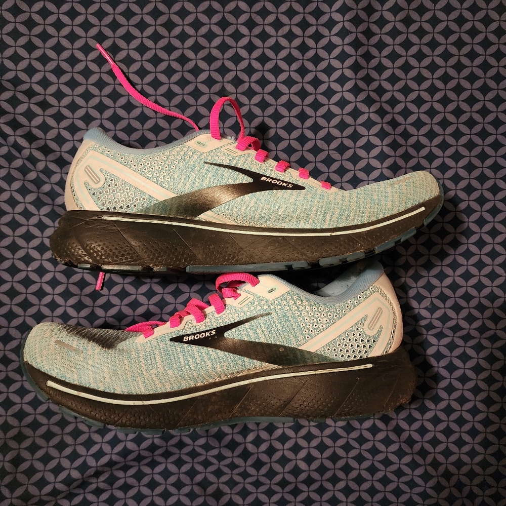 Brooks running shoes 8 1/2 Grey great condition
